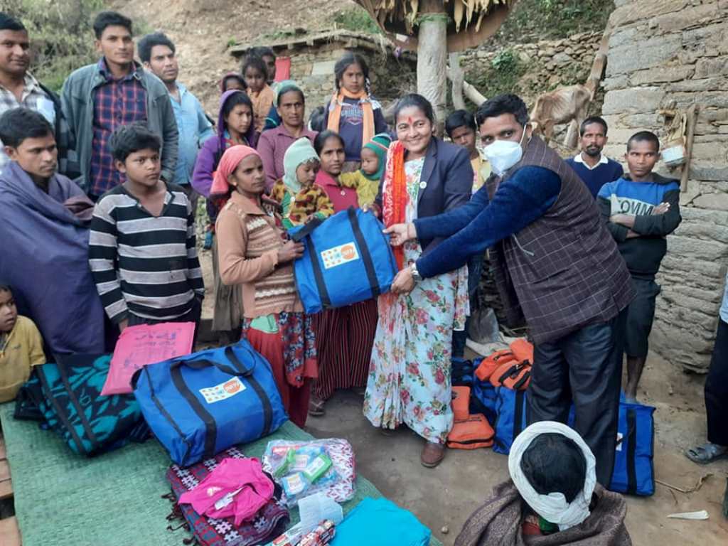 बैतडीको शिवनाथका पहिरो पीडितलाई मार्यादा सामग्री 